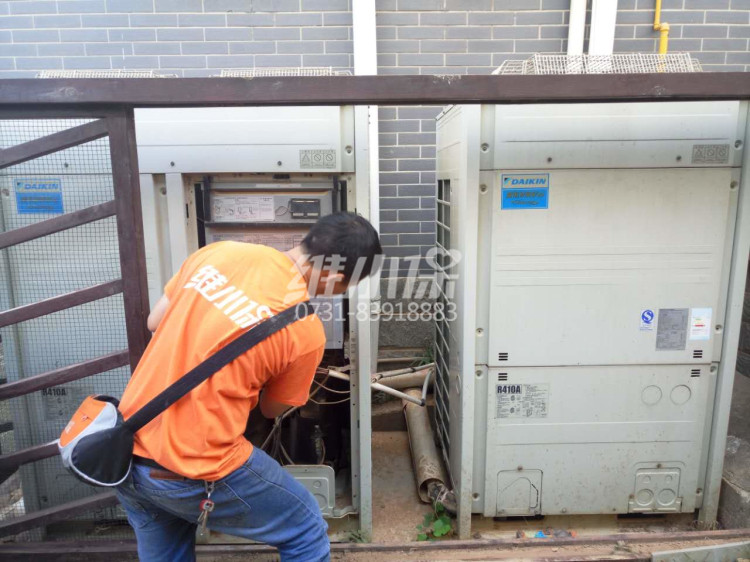 大金多聯(lián)機(jī)維修6.jpg 大金多聯(lián)機(jī)維修6.jpg